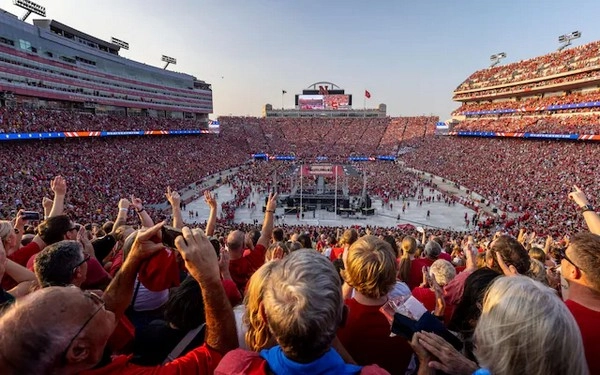 Pengaruh pada yang Tidak Diunggulkan - Apakah Penonton Tuan Rumah Mendorong Tim Underdog untuk Menutupi Spread?