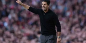 Carragher melanjutkan perang kata-katanya yang sengit dengan Mikel Arteta