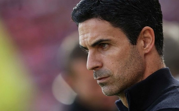 Carragher melanjutkan perang kata-katanya yang sengit dengan Mikel Arteta