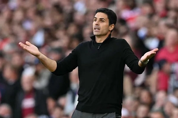 Carragher melanjutkan perang kata-katanya yang sengit dengan Mikel Arteta