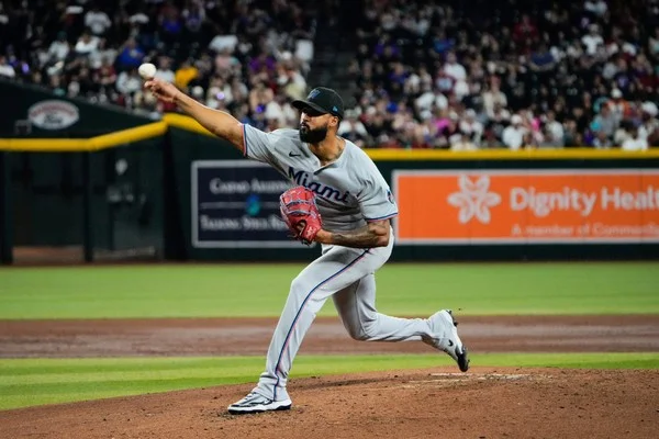 Bagaimana taruhan pasar pelempar awal mempengaruhi hasil pertandingan bisbol?