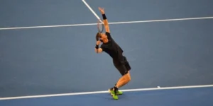 Mengapa keberhasilan servis pertama tenis penting untuk taruhan?