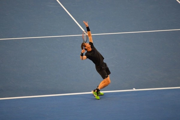 Mengapa keberhasilan servis pertama tenis penting untuk taruhan?