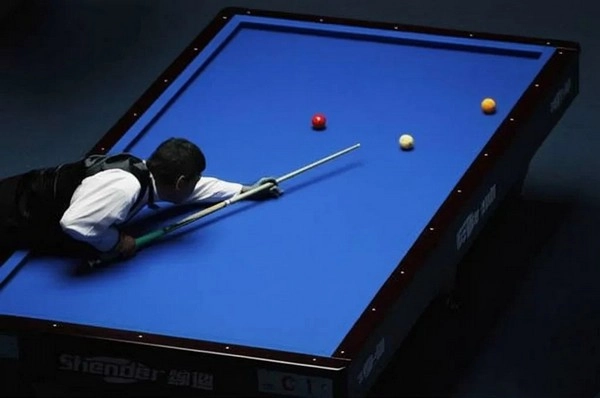 Bagaimana petaruh harus menganalisis strategi pemasukan bola dalam biliar?