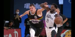 Bisakah pola tekanan pelanggaran membantu petaruh mengantisipasi pergeseran momentum bola basket?