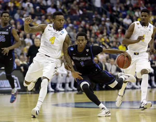 Bisakah pola tekanan pelanggaran membantu petaruh mengantisipasi pergeseran momentum bola basket?